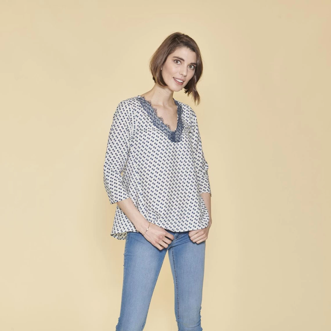 Blouse Asymétrique Imprimée Col V Dentelle Manches 3/4 Femme - Imprimé Écru | 3 SUISSES 4 Blouse Asymétrique Imprimée Col V Dentelle Manches 3/4 Femme - Imprimé Écru | 3 SUISSES – Image 2