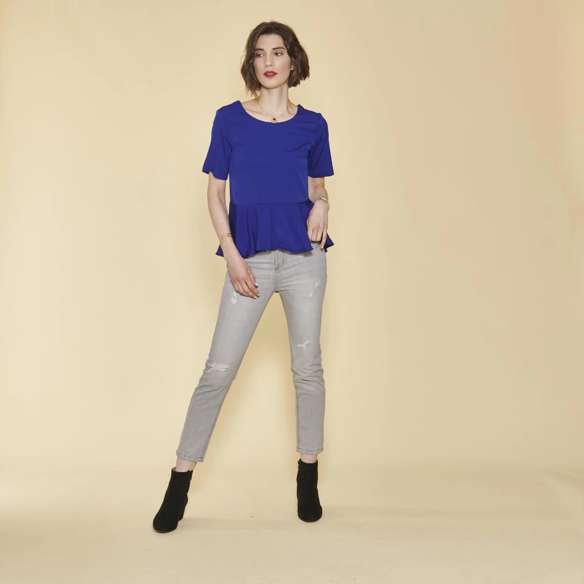 Blouse Asymétrique Manches Courtes Col V Dos Bas Volanté Femme - Bleu électrique | 3 SUISSES 5 Blouse Asymétrique Manches Courtes Col V Dos Bas Volanté Femme - Bleu électrique | 3 SUISSES – Image 3