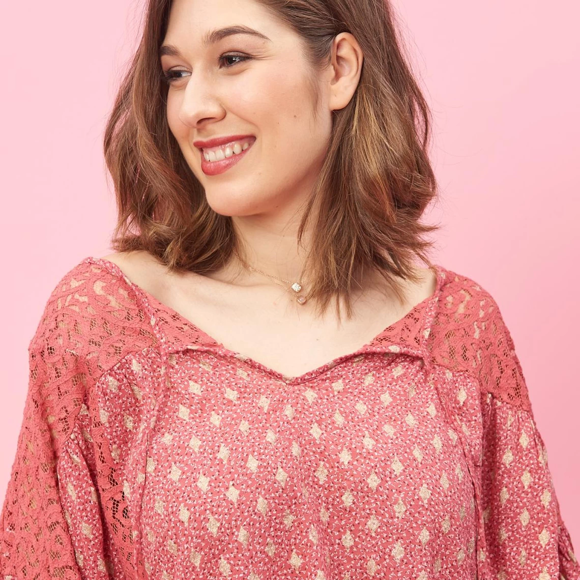 Blouse Col V Avec Application De Dentelle Klauda | 3 SUISSES 6 Blouse Col V Avec Application De Dentelle Klauda | 3 SUISSES – Image 4