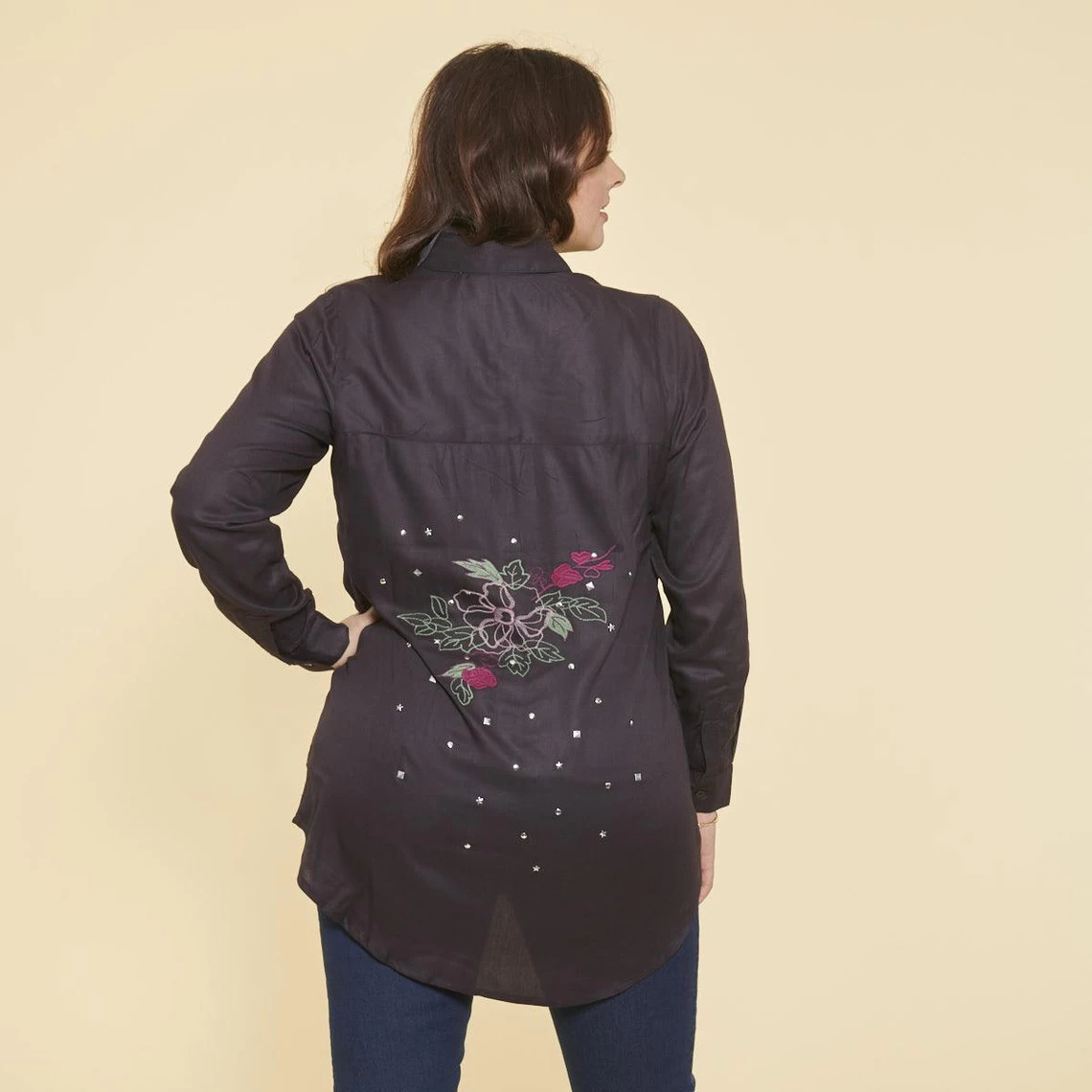 Chemise Asymétrique Manches Longues Broderie Dos Grandes Tailles Femme - Gris | 3 SUISSES 3 Chemise Asymétrique Manches Longues Broderie Dos Grandes Tailles Femme - Gris | 3 SUISSES