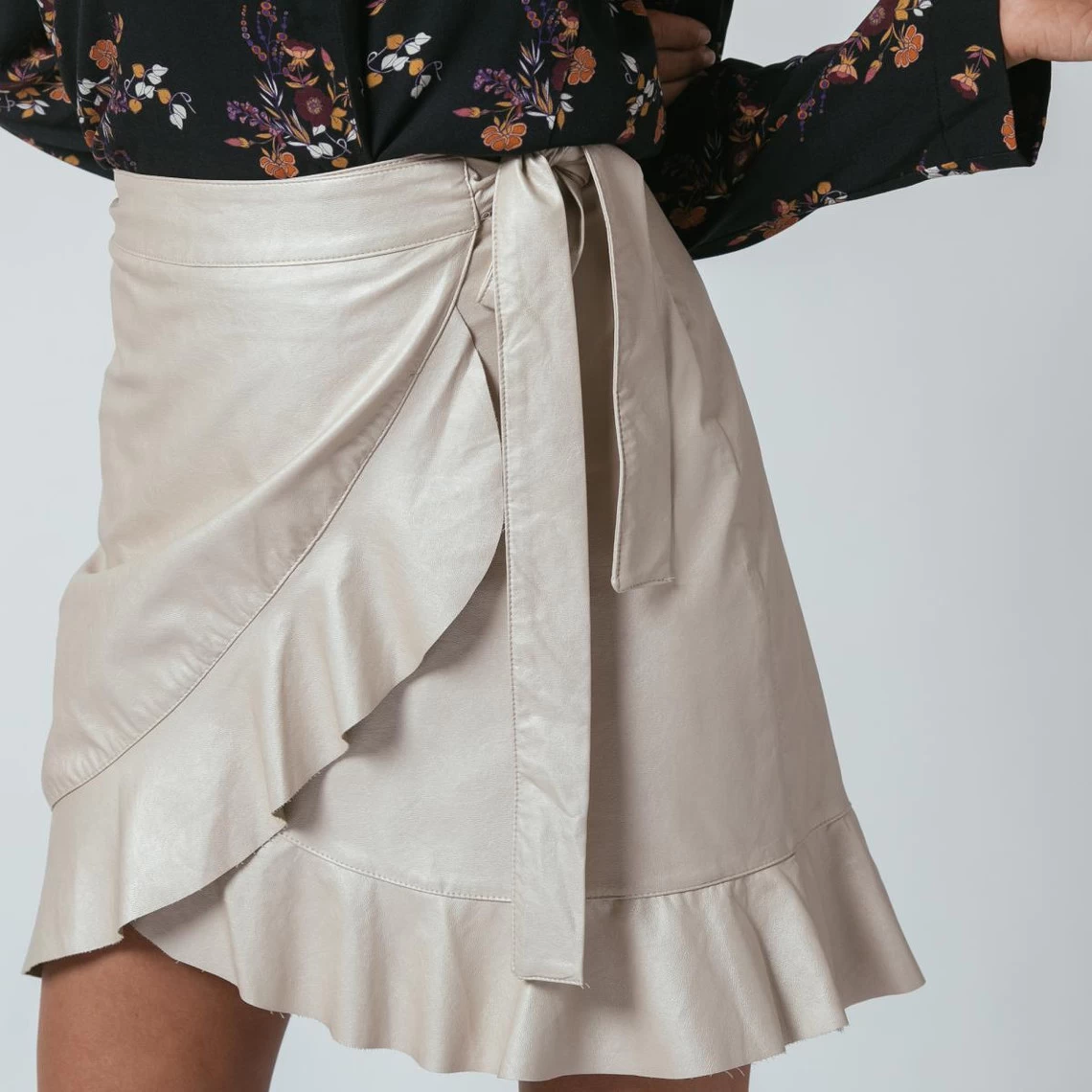 Jupe En Simili à Volants Jackie | Jupe Courte 3 SUISSES 4 Jupe En Simili à Volants Jackie | Jupe Courte 3 SUISSES – Image 2