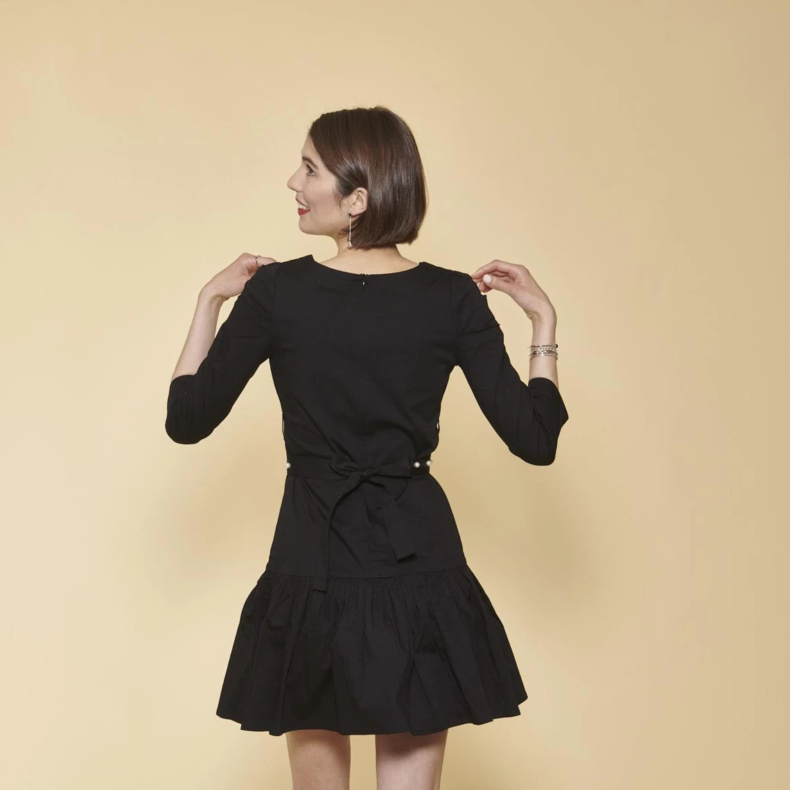 Robe Bas Volanté Manches 3/4 Gigot Et Ceinture Avec Perles Femme - Noir | 3 SUISSES 4 Robe Bas Volanté Manches 3/4 Gigot Et Ceinture Avec Perles Femme - Noir | 3 SUISSES – Image 2