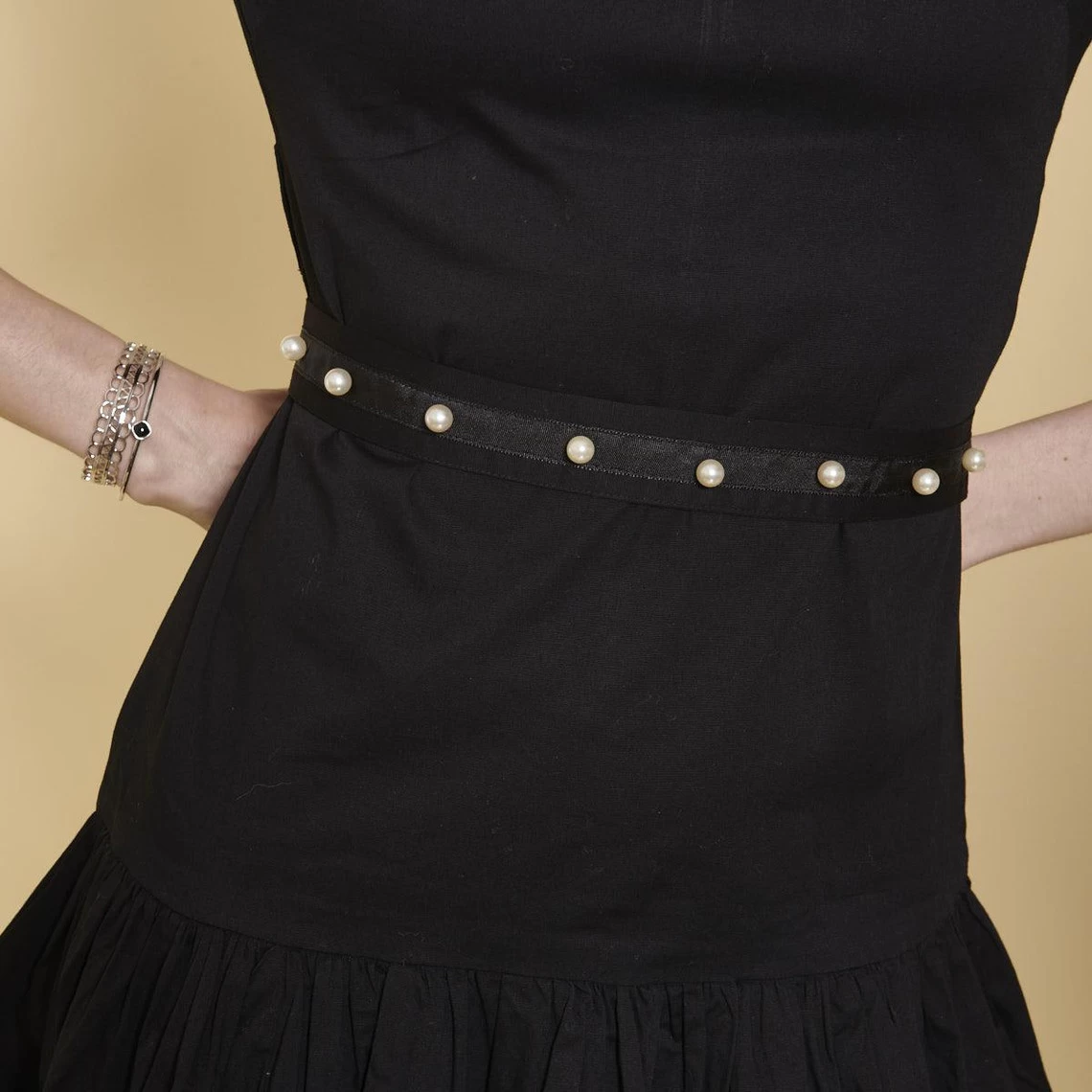 Robe Bas Volanté Manches 3/4 Gigot Et Ceinture Avec Perles Femme - Noir | 3 SUISSES 5 Robe Bas Volanté Manches 3/4 Gigot Et Ceinture Avec Perles Femme - Noir | 3 SUISSES – Image 3